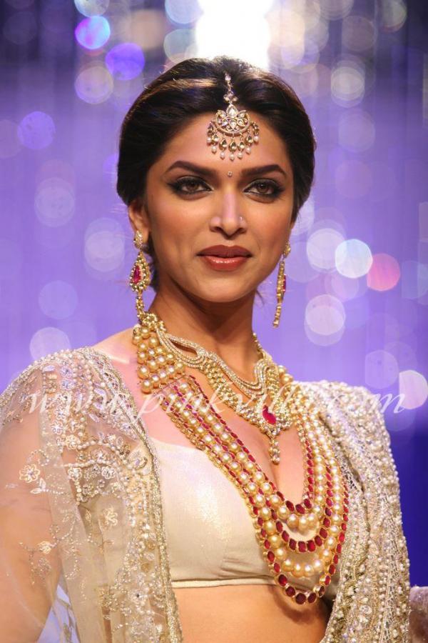 Bollywood HOT Wallpapers: Deepika Padukone & Farah Khan Ali at IIJW 2010