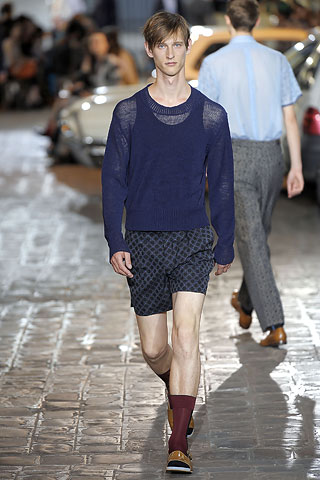 Boys in short shorts: Male fashion models sporting shorter shorts