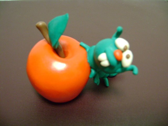 gusano saboreando manzana