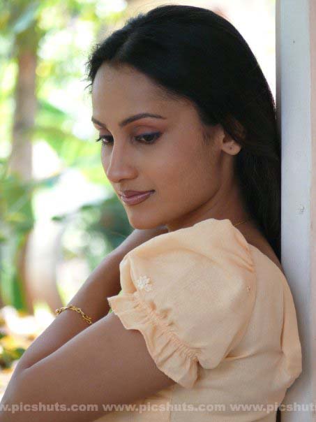 Oshani_Dias_1_asiachicks.blogspot.com.jpg