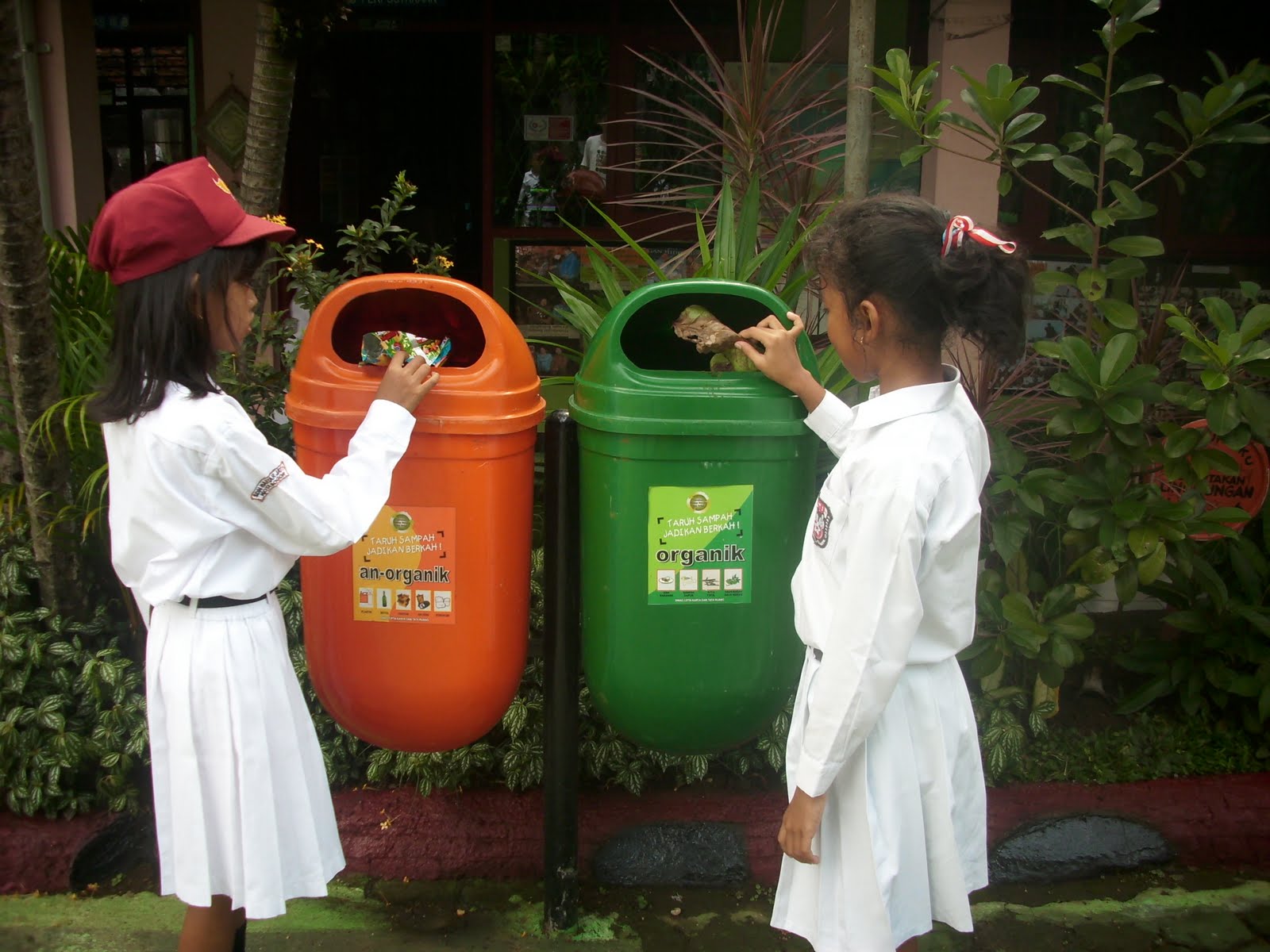 Go Green !!: Cara menjaga kebersihan lingkungan sekolah