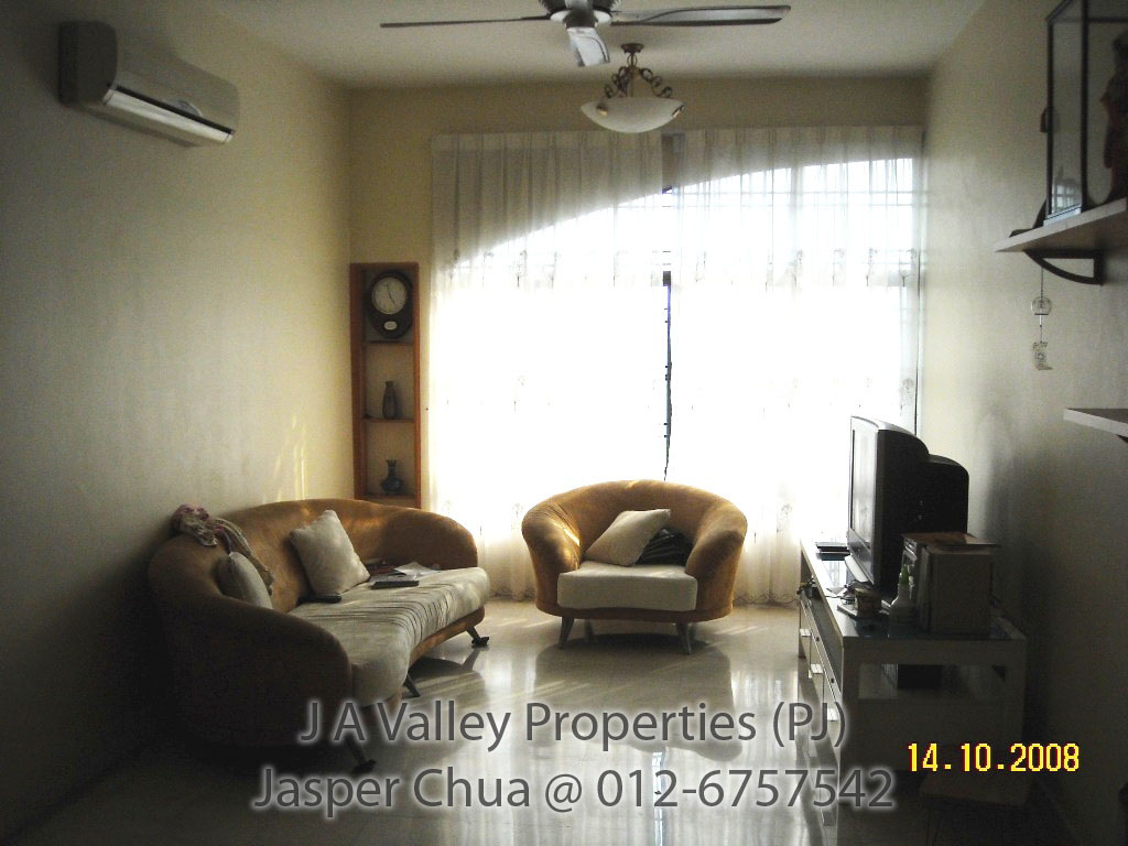 [300klivingroom_e.jpg]