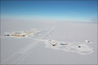 Le site de l'IceCube au Pôle Sud. Document Forest Banks/NSF.