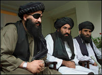 Tous les taliban portent barbe et moustache. On les reconnaît également à leur turban noir et leur robe blanche.
