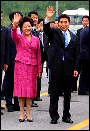 Le Président sud-coréen Roh Moo-Hyun a symboliquement franchi à pied la zone démilitarisée séparant les deux Corée, illustrant une volonté de réconciliation avant le sommet intercoréen qui débute le 2 octobre à Pyongyang. Document AP.