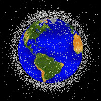 Plus de 7000 débris sont représentés sur cette image. Ils se concentrent sur des orbites situés à 800 et 1500 km d'altitude. Document NASA/JSC.