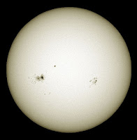 Taches sombres à la surface du Soleil (21 sept 2000). Document Ray Gralak.