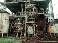Les installations corrodées d'Union Carbide abandonnées à Bhopal après l'accident. Document Raghu Rai/Greenpeace.