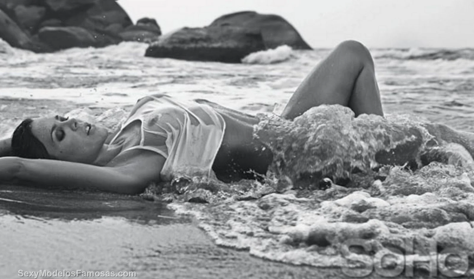 Natalia Paris Desnuda En La Playa 5