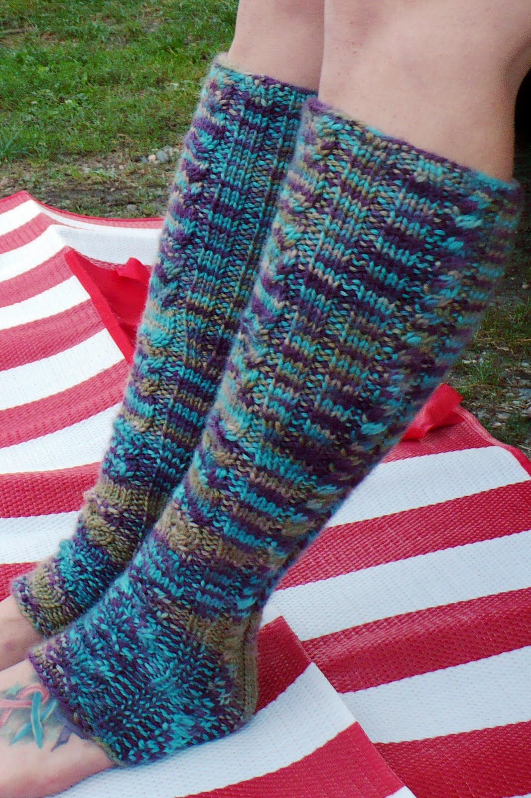 welcome-to-the-knitosphere-civetta-legwarmers-free-pattern