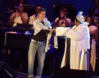 Halle Berry and Aretha Franklin Hollywood Bowl June 09