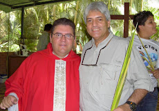 El Padre Daniel y Juan Miguel Avalos al finalizar la liturgia