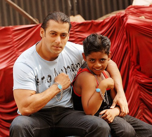[Salman+khan's+photoshoot+with+the+slumdig+millionaire+kid+Azharuddin.jpg]