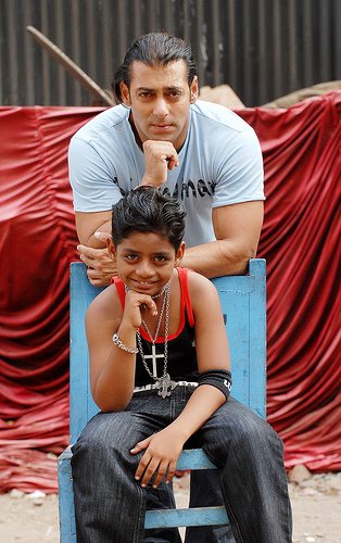 [Salman+khan's+photoshoot+with+the+slumdig+millionaire+kid+Azharuddin+(3).jpg]