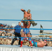 El Rey Misterio luchando contra Kurt Angle y Eddie Guerrero ante las tropas estadounidenses en Irak