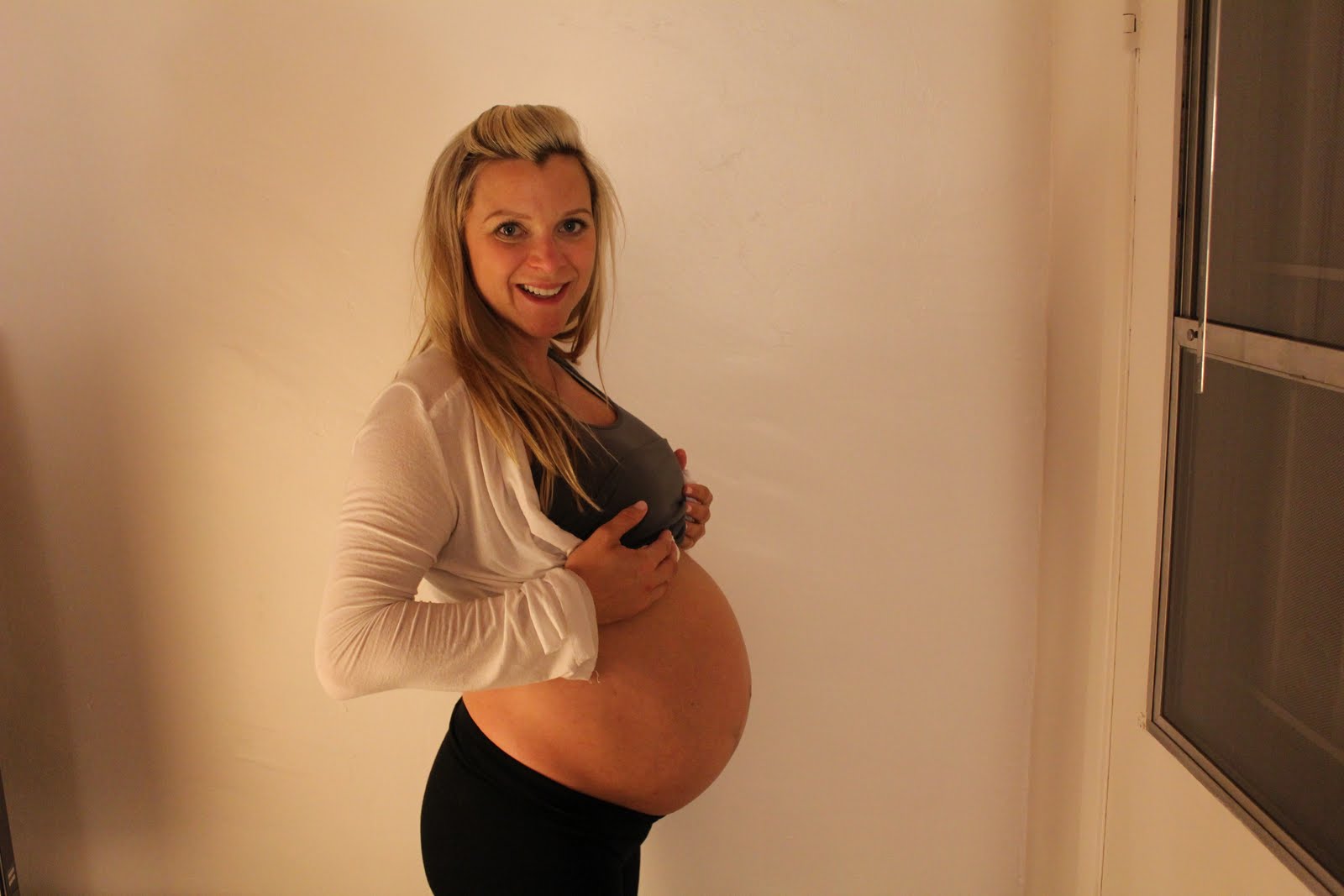 23 недели двойня. Женщины беременные двойней. Беременные двойней на 9 месяце. Животы беременных двойней.