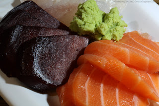 Sashimi de poissons et langue de bœuf, on prendrait presque la chair du champignon pour du thon !