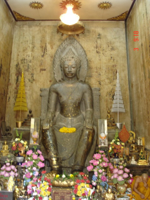[ancient+Buddha+unusual+position+Ayudhaya.jpg]
