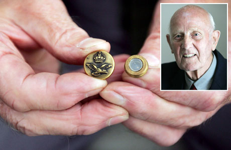 [war-veteran-donald-nicholson-86-with-the-button-compass-that-belonged-to-his-pal-312059544.jpg]