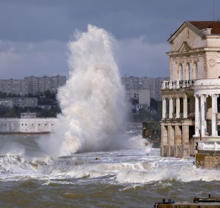
Ένα κύμα ... ΤΕΡΑΣΤΙΟ
