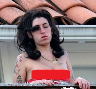 Η Amy Winehouse, τόπλες, στον φράχτη