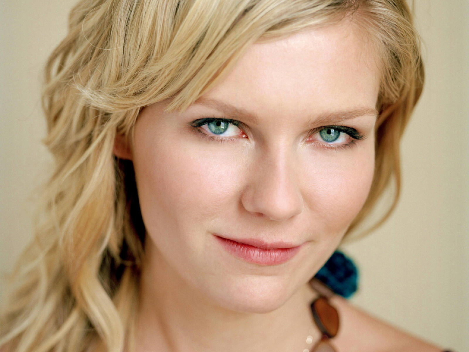 Hot And Sexy Kirsten Dunst Hollywood Actress Images Wallpapers