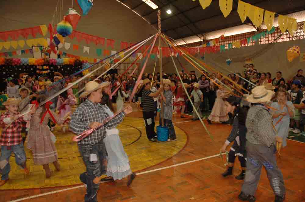 ESCOLA BÁSICA MUNICIPAL SANTA CATARINA: LINDAS DANÇAS NA FESTA JUNINA 2010