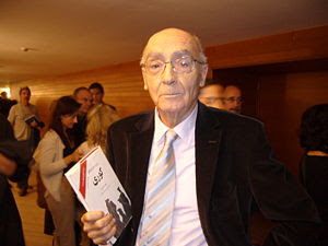 ساراماگو ترجمه ي فارسي كتاب كوري را در دست دارد.