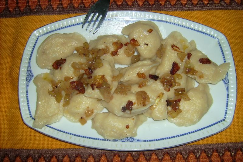 https://4.bp.blogspot.com/_HMMzMDVXffA/Swq0WcPWjGI/AAAAAAAAAJc/Vy5WkHPi2Z0/s1600/pierogi.jpg