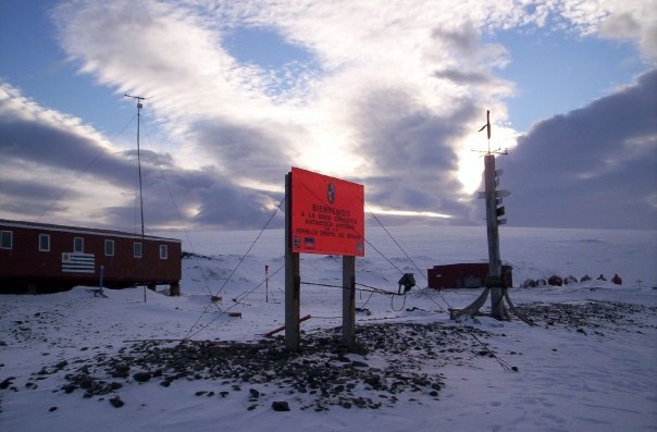 Ingreso a la Base Antártica Uruguaya