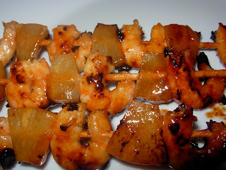  BROCHETA DE PIÑA Y GAMBAS 