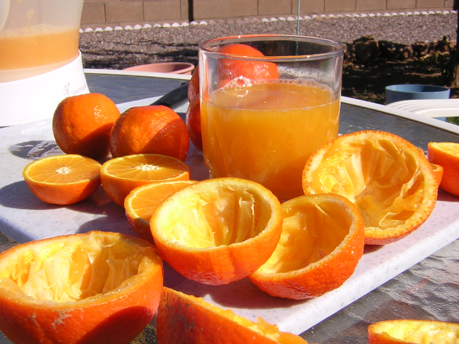 Как приготовить апельсиновый сок. Апельсиновый сок. Свежевыжатый сок апельсин. Сок из апельсина. Стакан апельсинового сока.