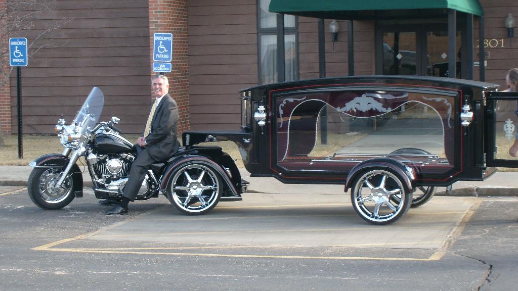 [harleyhearsewithKevin.jpg]