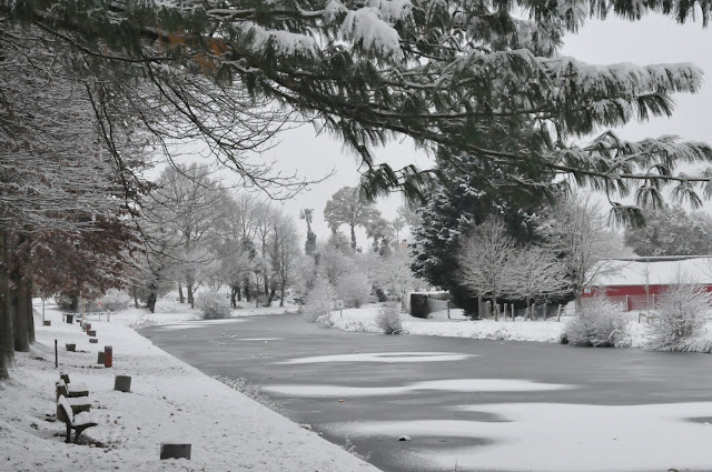 C'est L'hiver Qui Frappe à Notre Porte
