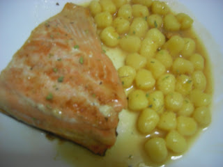  Salmón fresco con gnocchis al limón 