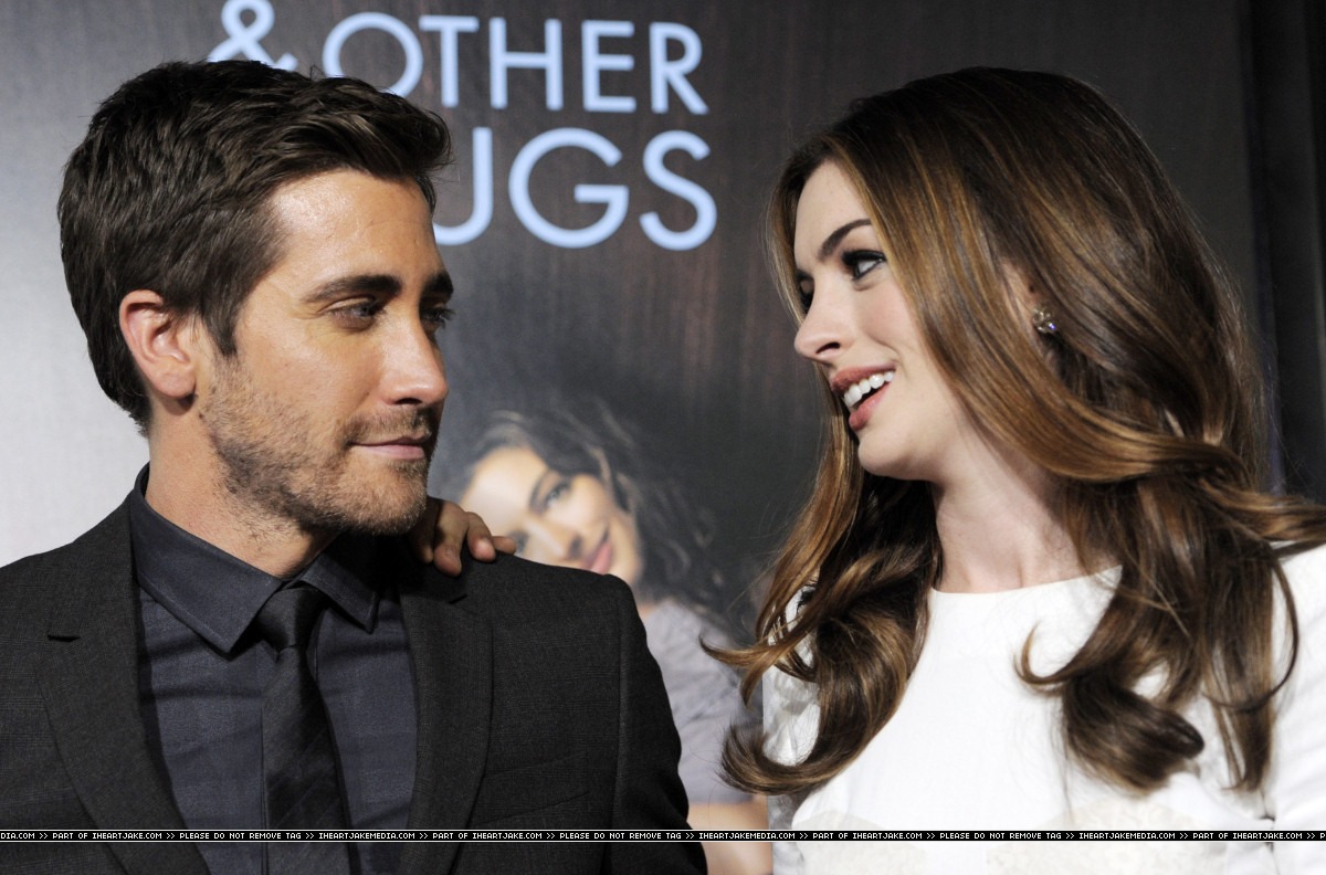 джейк джилленхол и энн хэтэуэй фото. джейк джилленхол и энн хэтэуэй. энн хэтэуэй и джейк гилленхаал. джейк джилленхол and anne hathaway. энн хэтэуэй и джейк гилленхаал.