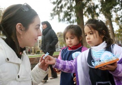 Cipolletti es un lugar: Niños distribuyeron escarapelas en pleno centro