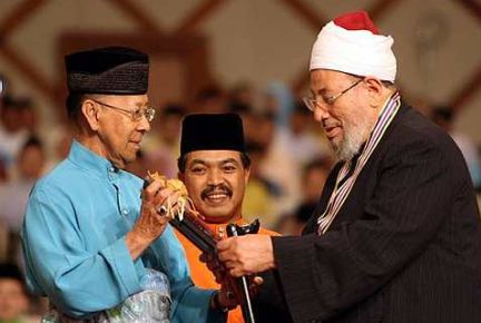 [yusuf+al-qaradawi+menerima+anugerah+daripada+sultan+kedah.jpg]