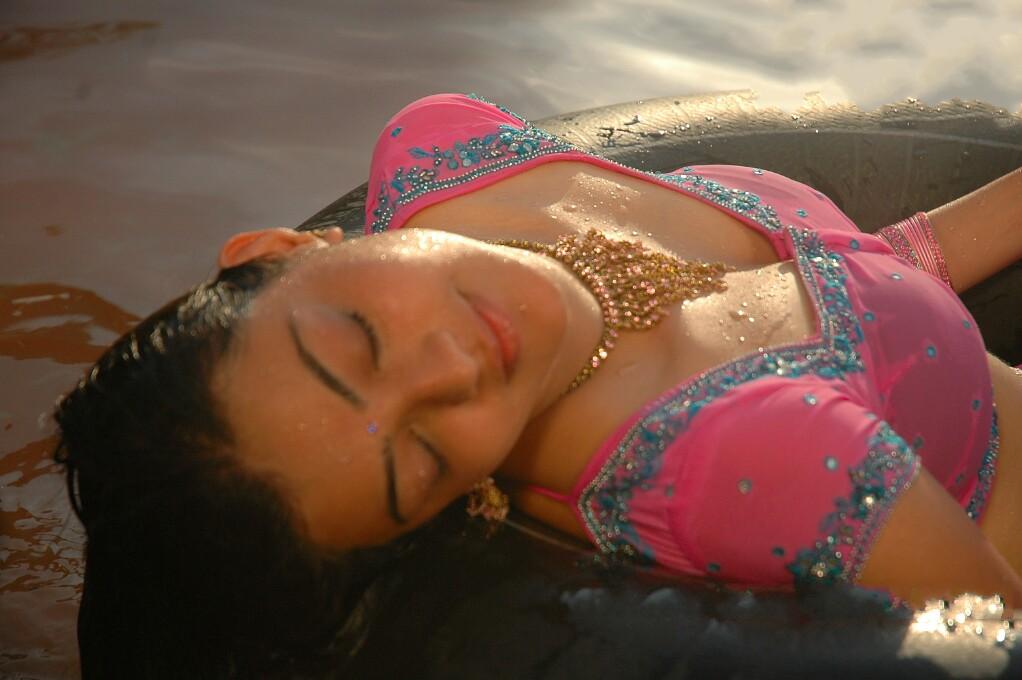 Kajal+Agarwal+Telugu+Tamil+Masala+Actress+Wet+Saree+Blouse+Boobs+Navel+Clea...
