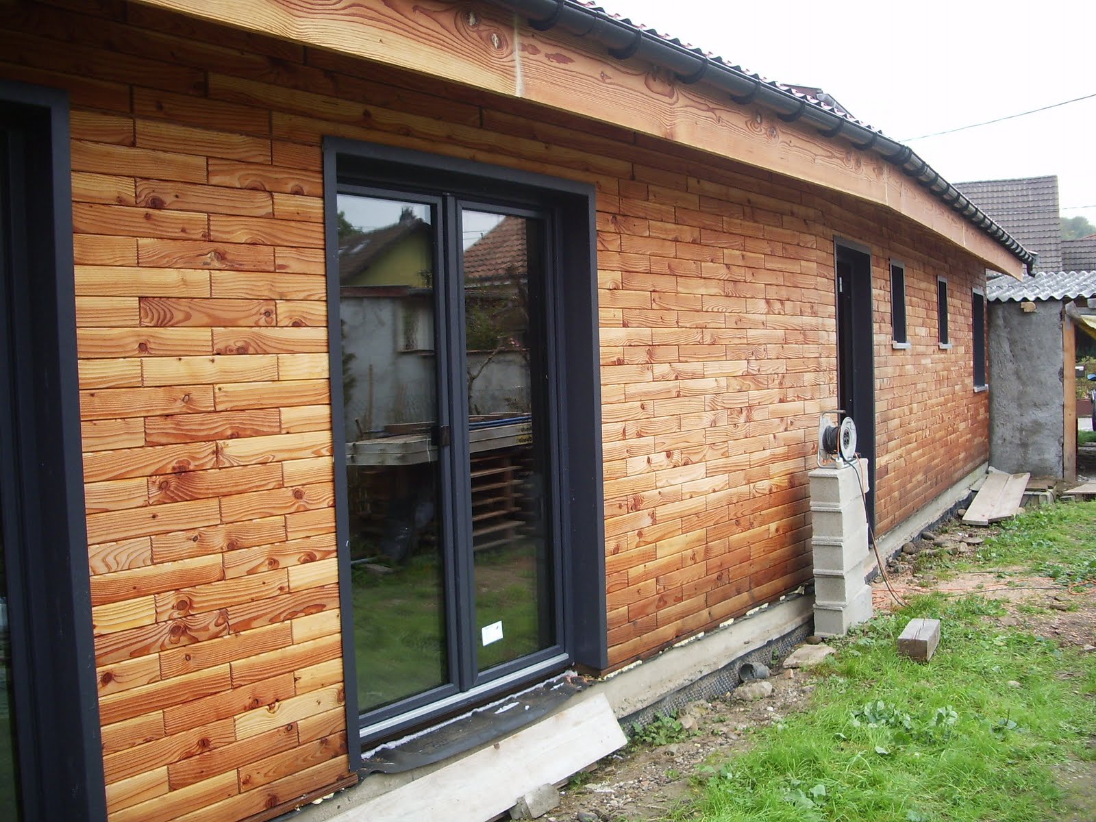 ma maison en parpaings de bois BVB huisseries extérieures