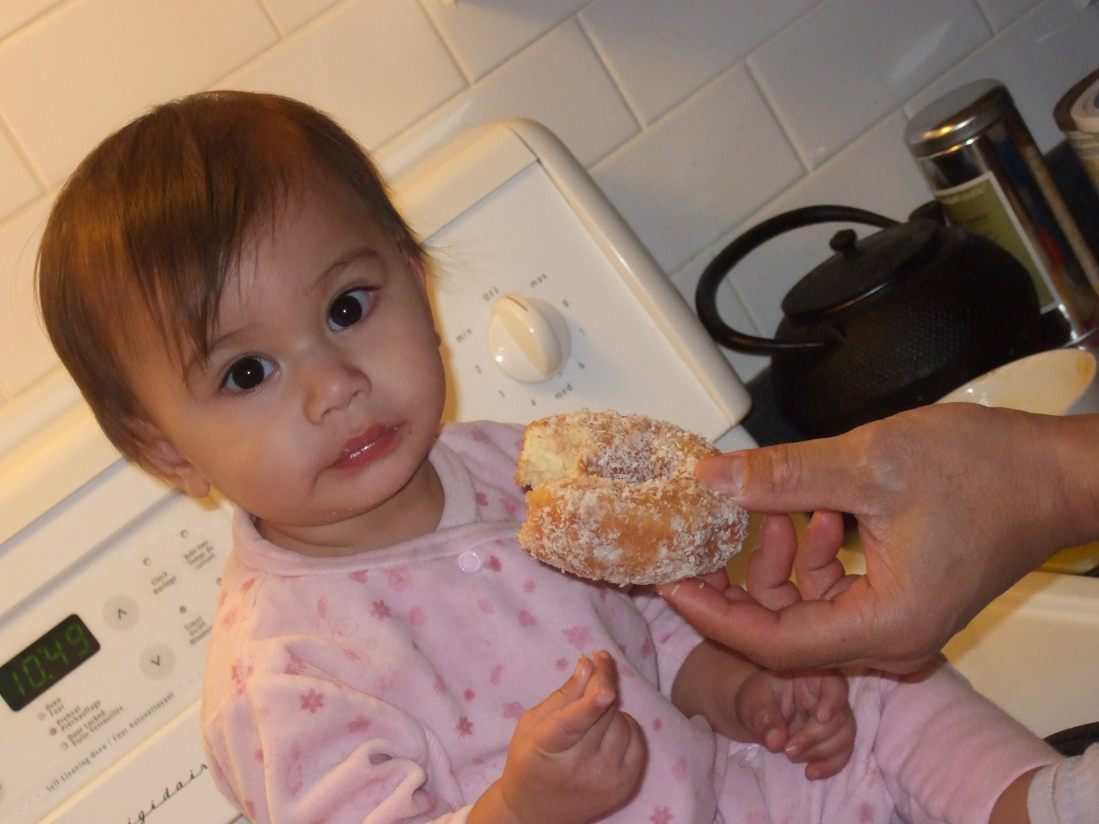 [February+2009+avalina+and+dad+with+donuts+020.JPG]