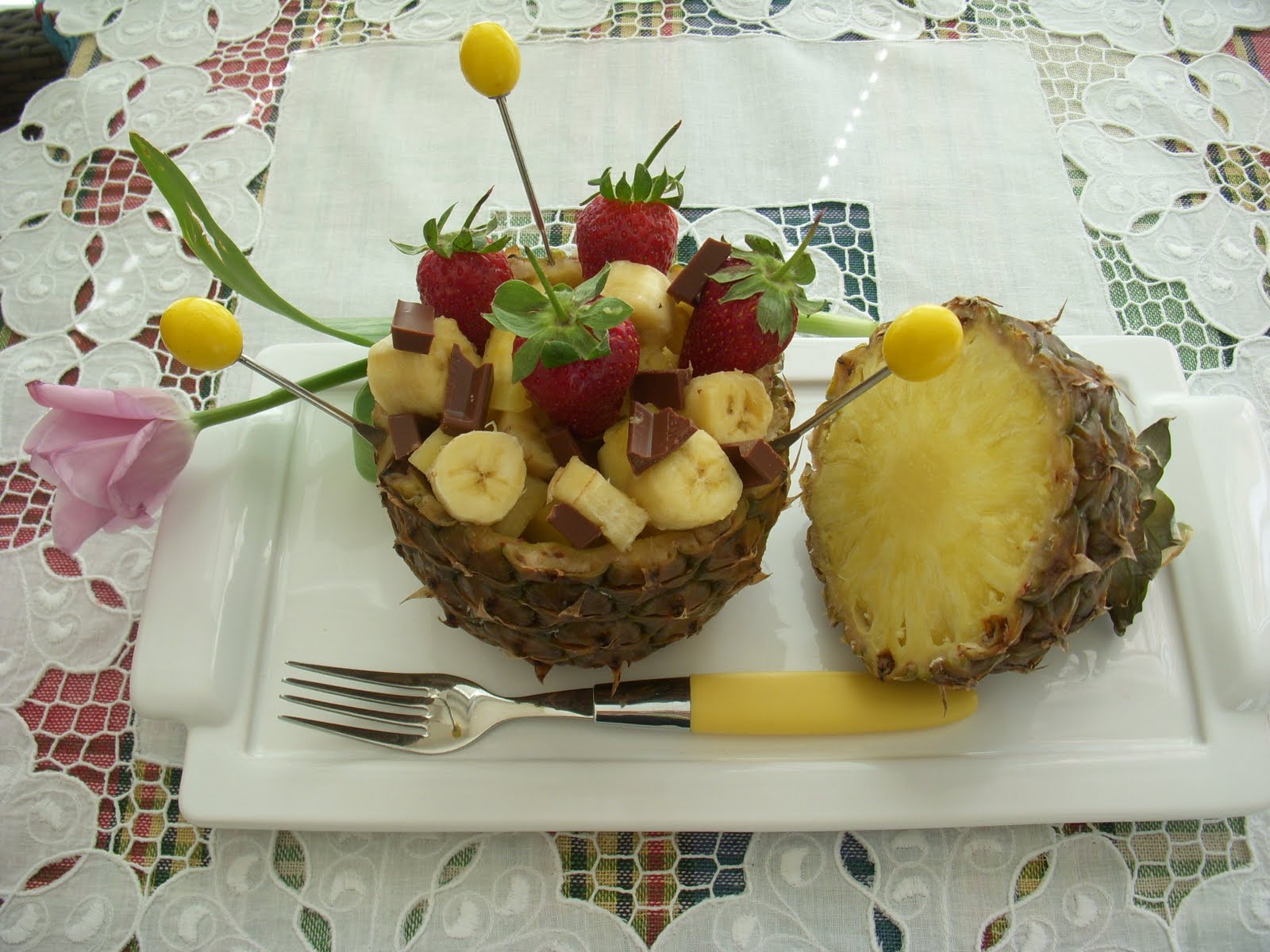 Bir Dut Masalı ANANAS ÇANAĞI ( MEYVE SALATASI ) Bir Dut Masalı ANANAS ÇANAĞI ( MEYVE SALATASI )