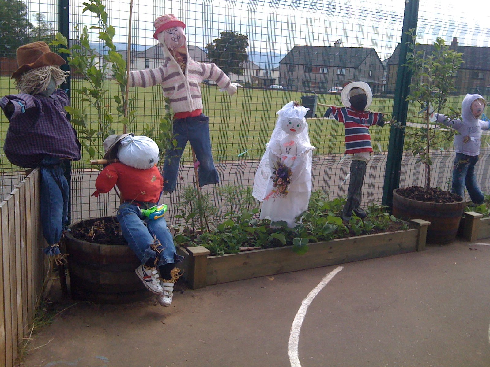 Im a teacher, get me OUTSIDE here!: Scarecrows