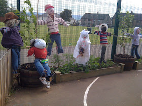 I'm a teacher, get me OUTSIDE here!: Scarecrows