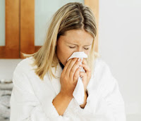 chcia con gripa o resfriado en epoca de invierno con un papel en la mana hacia la cara