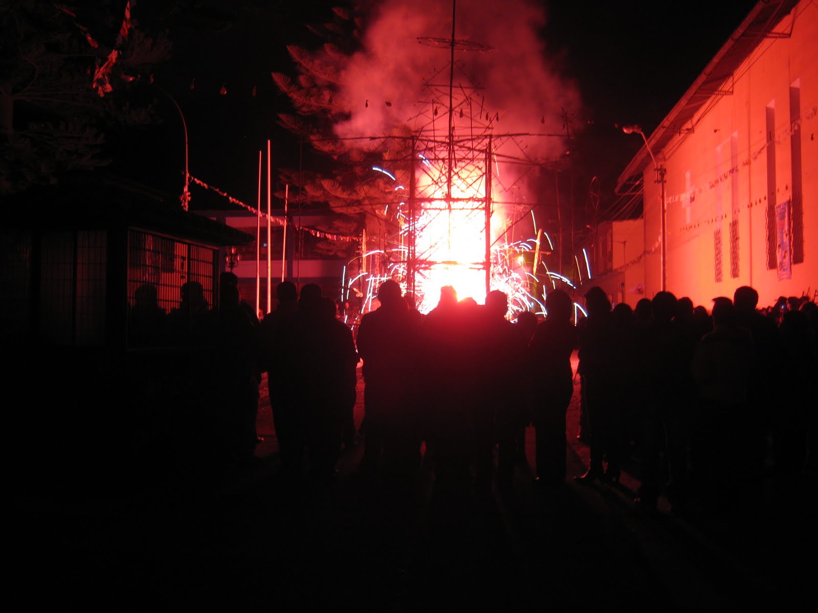 RedRímacNoticias: El humo de los fuegos artificiales contamina el medio