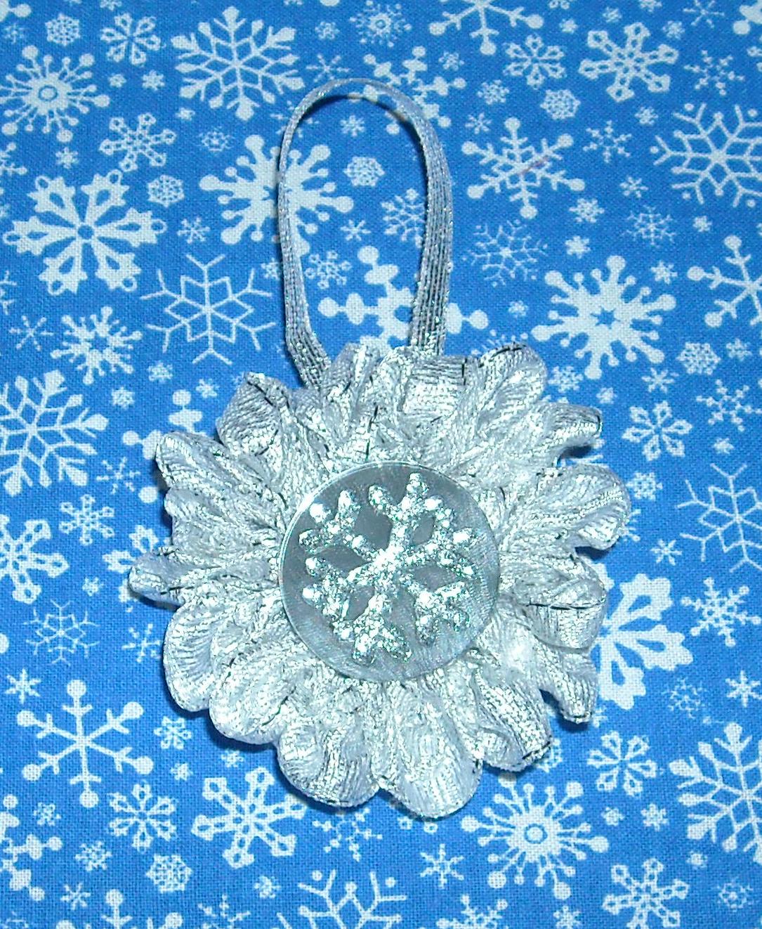 Crafter without a Cat: Ribbon Snowflakes