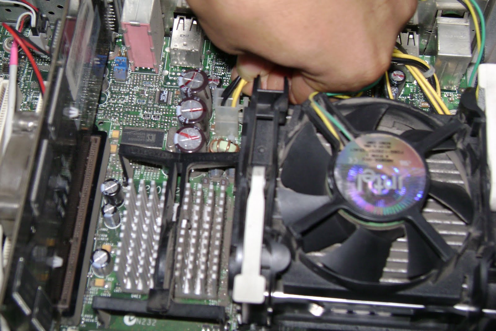 PASOS PARA DESARMAR Y ARMAR UNA PC OMEGA