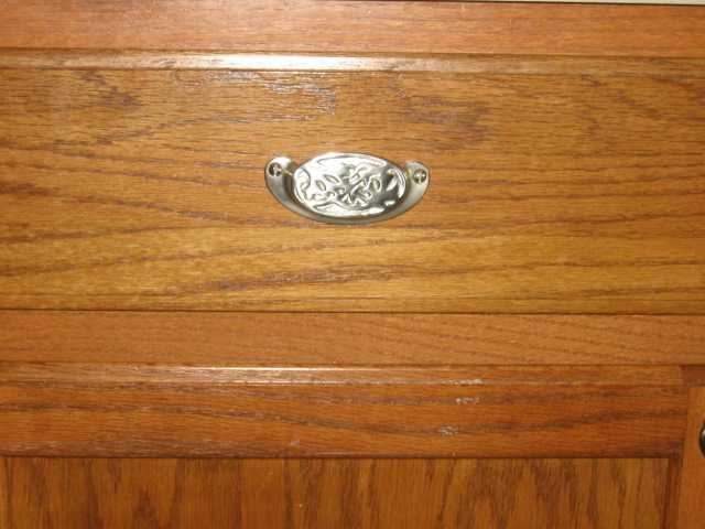 It's A Wannabe Decorator's Life: Painting drawer pulls