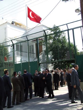 Παρέλαση στο τουρκικό προξενείο για τις ευχές…